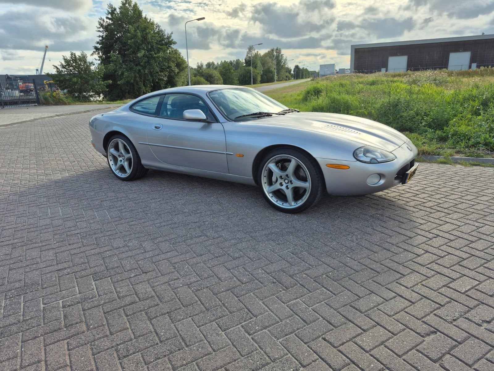 Jaguar XKR Zilverstone 4.0 Supercharger Coupe 2001 Grijs, Auto's, Jaguar, Automaat, Achterwielaandrijving, 4 stoelen, Leder