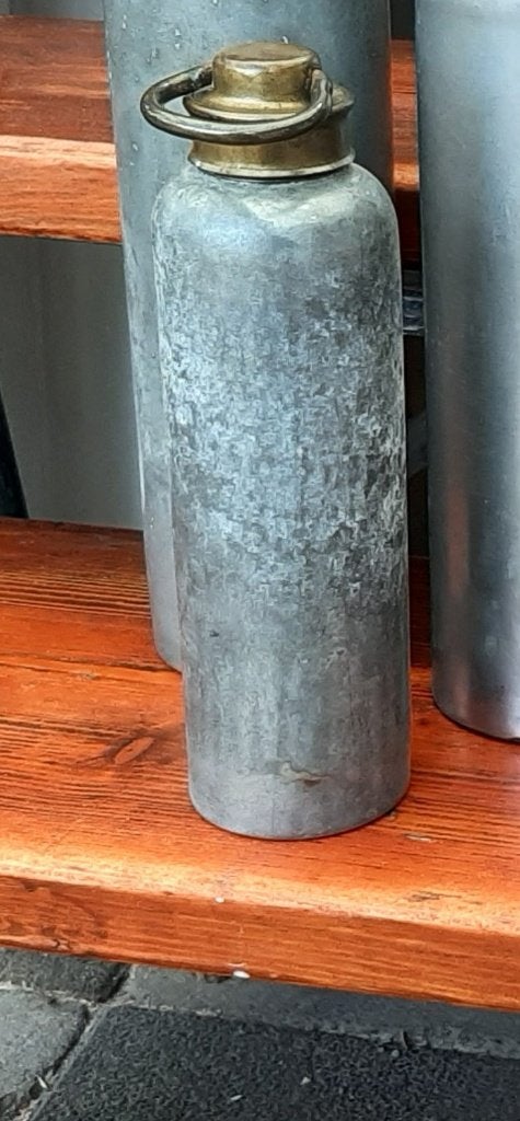 Ouderwetse Klein Zinken Kruikje met Messing Dop, Antiek en Kunst, Ophalen