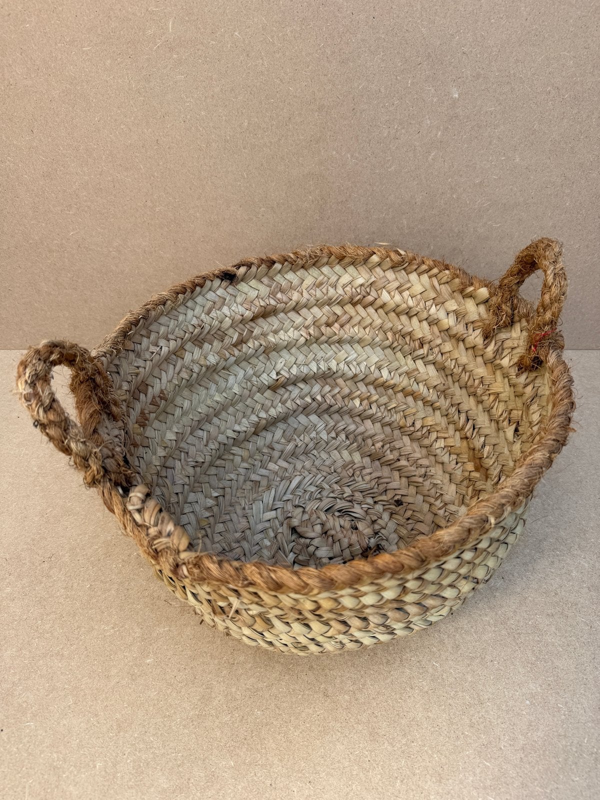Decoratieve rieten mand met handvatten, Huis en Inrichting, Woonaccessoires | Schalen en Manden, Gebruikt, Mand, Rond, Ophalen of Verzenden