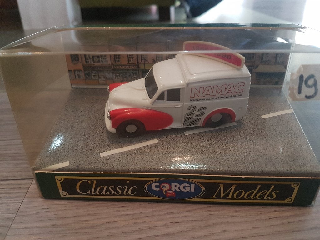 Corgi - Morris Minor 1000 Van NAMAC [wit] 1/43 MIB, Ophalen of Verzenden, Nieuw, Auto, Corgi