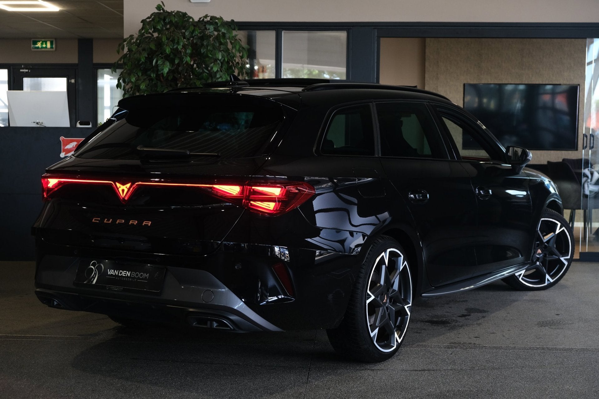 CUPRA Leon Sportstourer 1.5 eTSI 150PK DSG Facelift Pano Led, Auto's, Dealer onderhouden, 77 km/l, Zwart, 4 cilinders