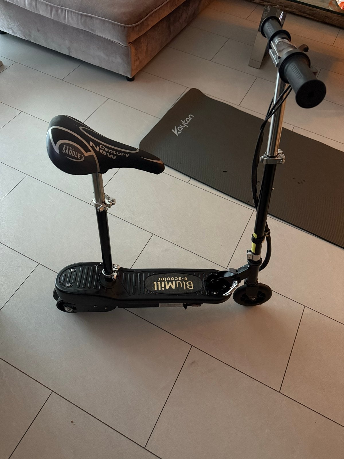 Blumill E-scooter met zadel en oplader, Ophalen, Zo goed als nieuw, Elektrische step (E-scooter)