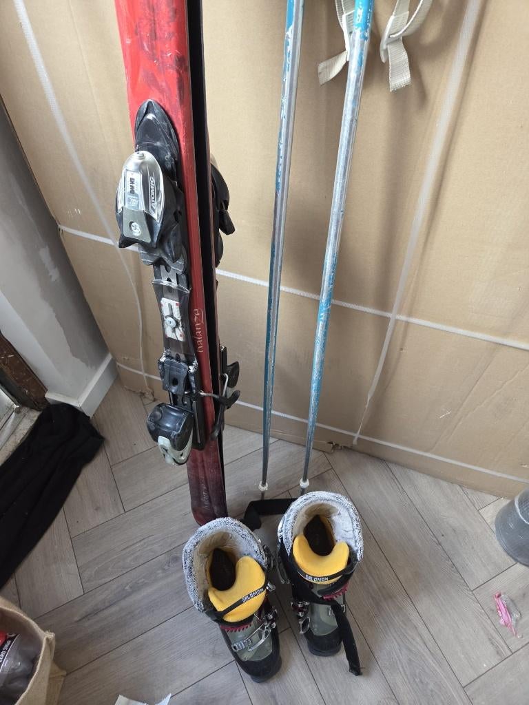 Atomic skies en skischoenen/stokken, Ophalen, 160 tot 180 cm, Gebruikt, Carve
