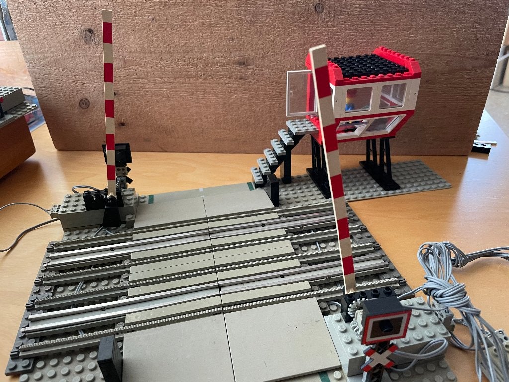 12V Trein Rails Op Afstand Bedienbare Spoorovergang (7866), Compleet, Gebruikt, Overige thema's, Lego