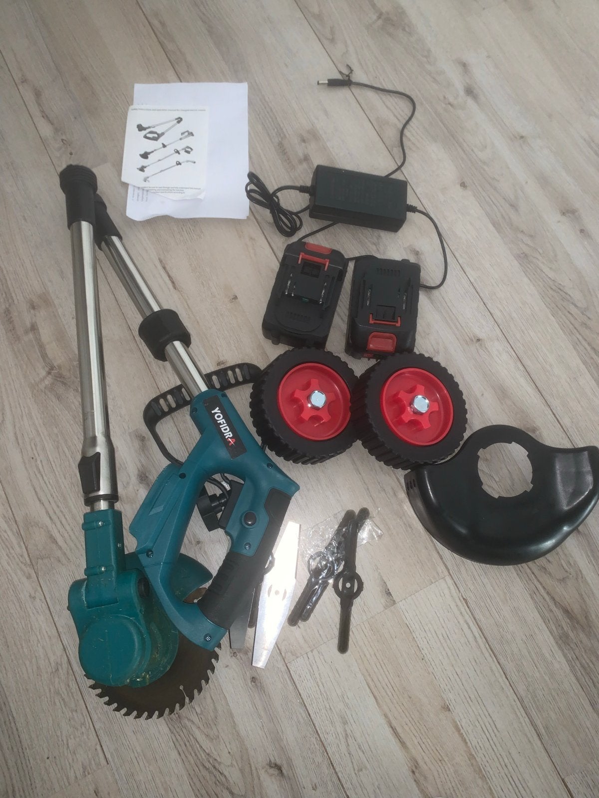 Onkruidborstel | Accu-grasmaaier met 2 accu's en accessoires, Cirkelmaaier, Accu-grasmaaier, Ophalen of Verzenden, Zo goed als nieuw