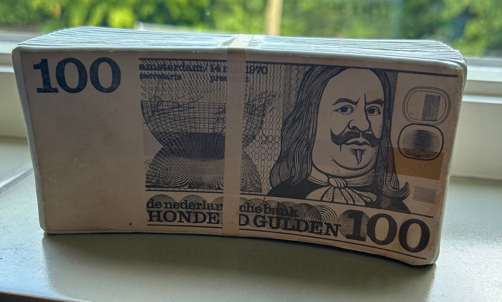 Spaarpot stapel bankbiljetten 100 gulden Japan, Verzamelen, Spaarpotten, Verzenden, Zo goed als nieuw, Kunststof, Overige thema's
