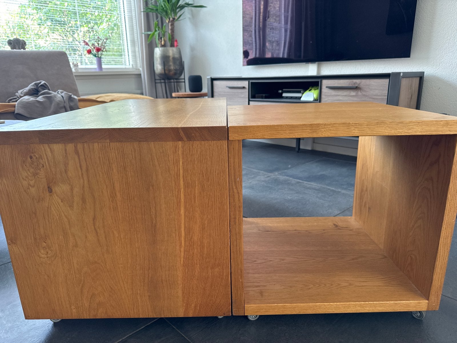 Eikenhouten salontafel met opbergruimte op wieltjes, Huis en Inrichting, Tafels | Salontafels, Ophalen, Gebruikt, Eikenhout, 50 tot 100 cm