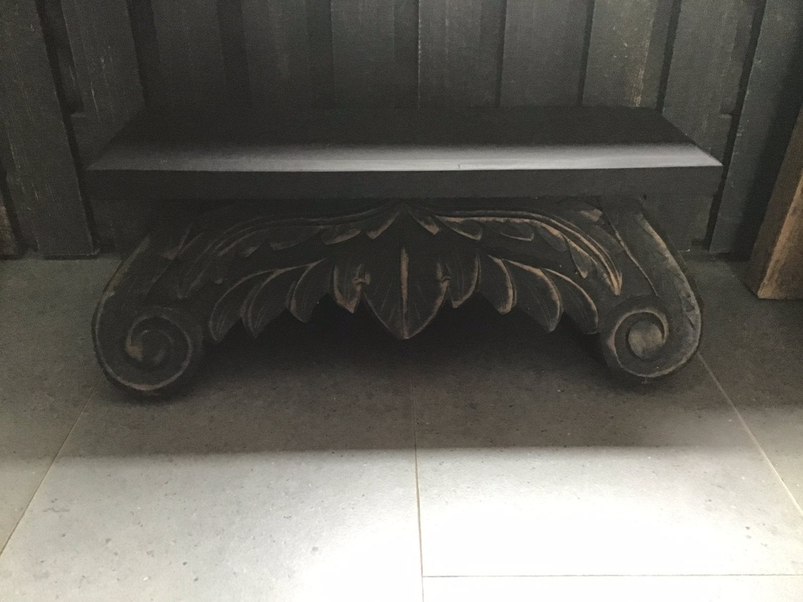 Decoratieve hoffz houten sokkel met bewerkte details, Huis en Inrichting, Tafels | Sidetables, Ophalen of Verzenden, Nieuw, 25 tot 50 cm