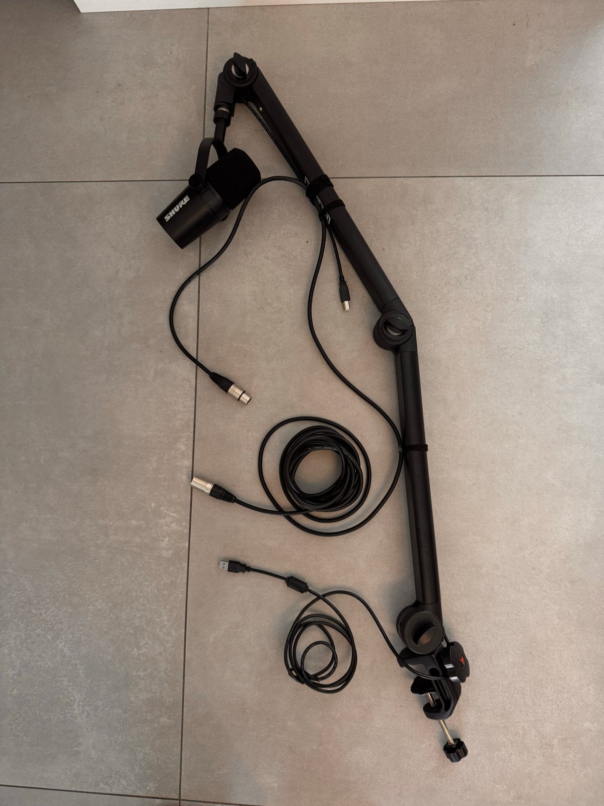 Shure MV7X Microfoon met Arm en Kabel - Zo goed als nieuw, Muziek en Instrumenten, Microfoons, Zo goed als nieuw, Studiomicrofoon
