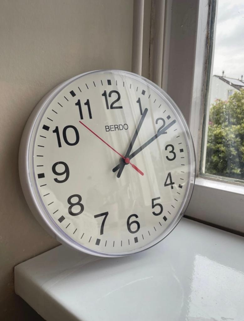 Berdo Stille Wandklok - 25 cm, Ophalen of Verzenden, Zo goed als nieuw, Analoog, Wandklok