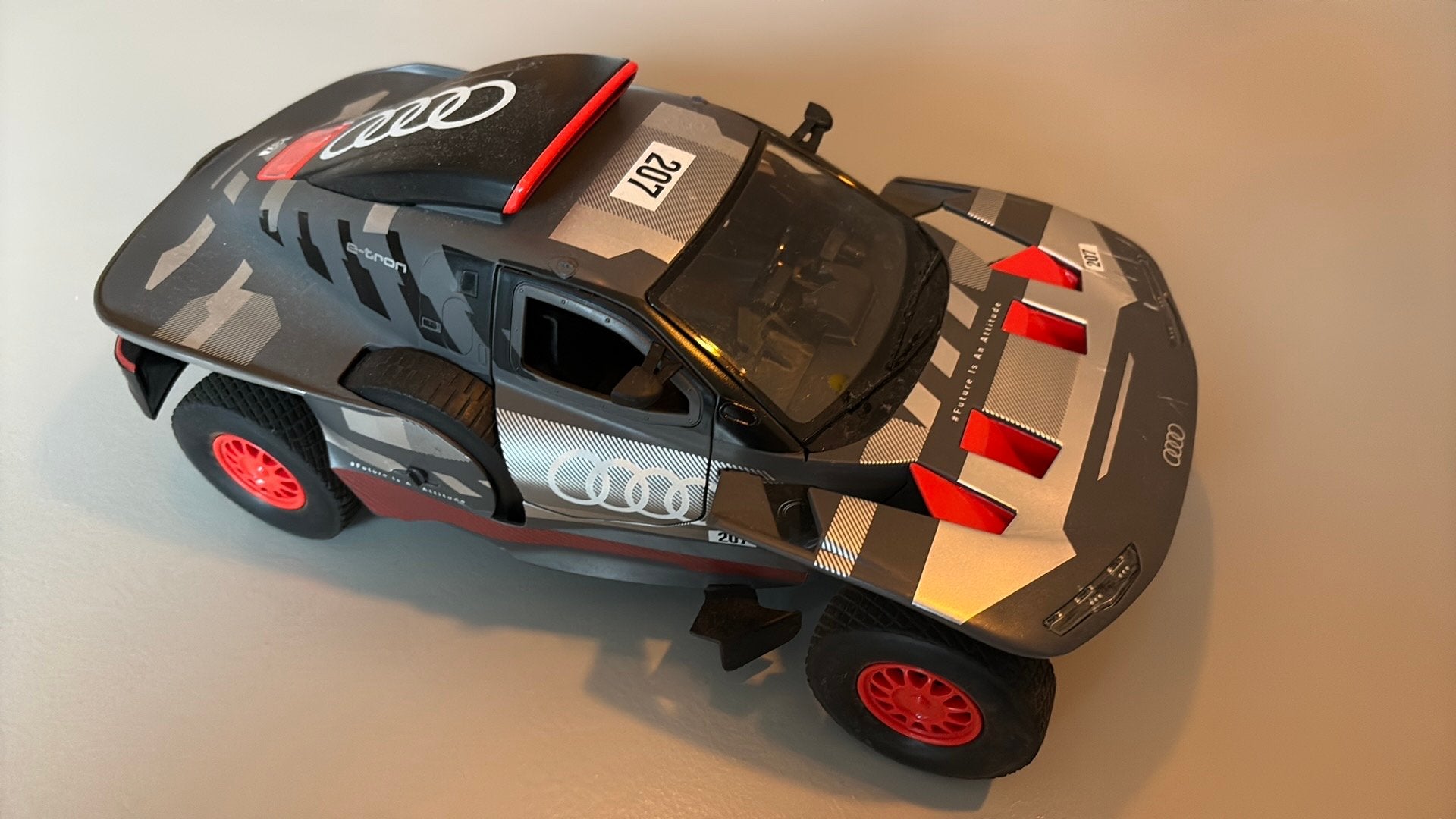 Audi e-tron bestuurbare auto, Hobby en Vrije tijd, Ophalen of Verzenden, Zo goed als nieuw, Overige schalen, Auto onroad
