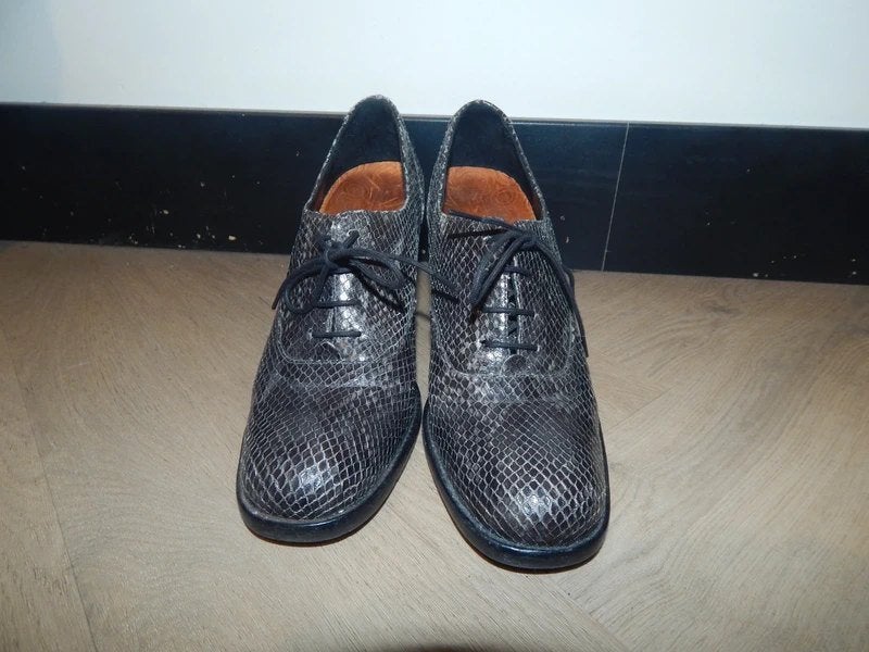 Chie Mihara leren vintage look pumps snake motief mt 40, Verzenden, Lage of Enkellaarzen, Zo goed als nieuw, Grijs
