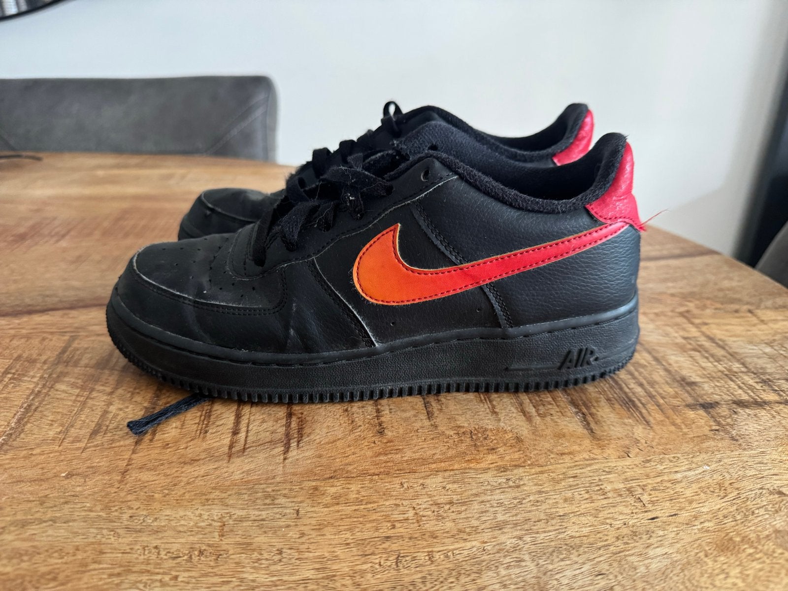 Nike Air Force 1 sneakers maat 38.5 zwart/rood, Kinderen en Baby's, Ophalen of Verzenden, Gebruikt, Jongen of Meisje, Schoenen