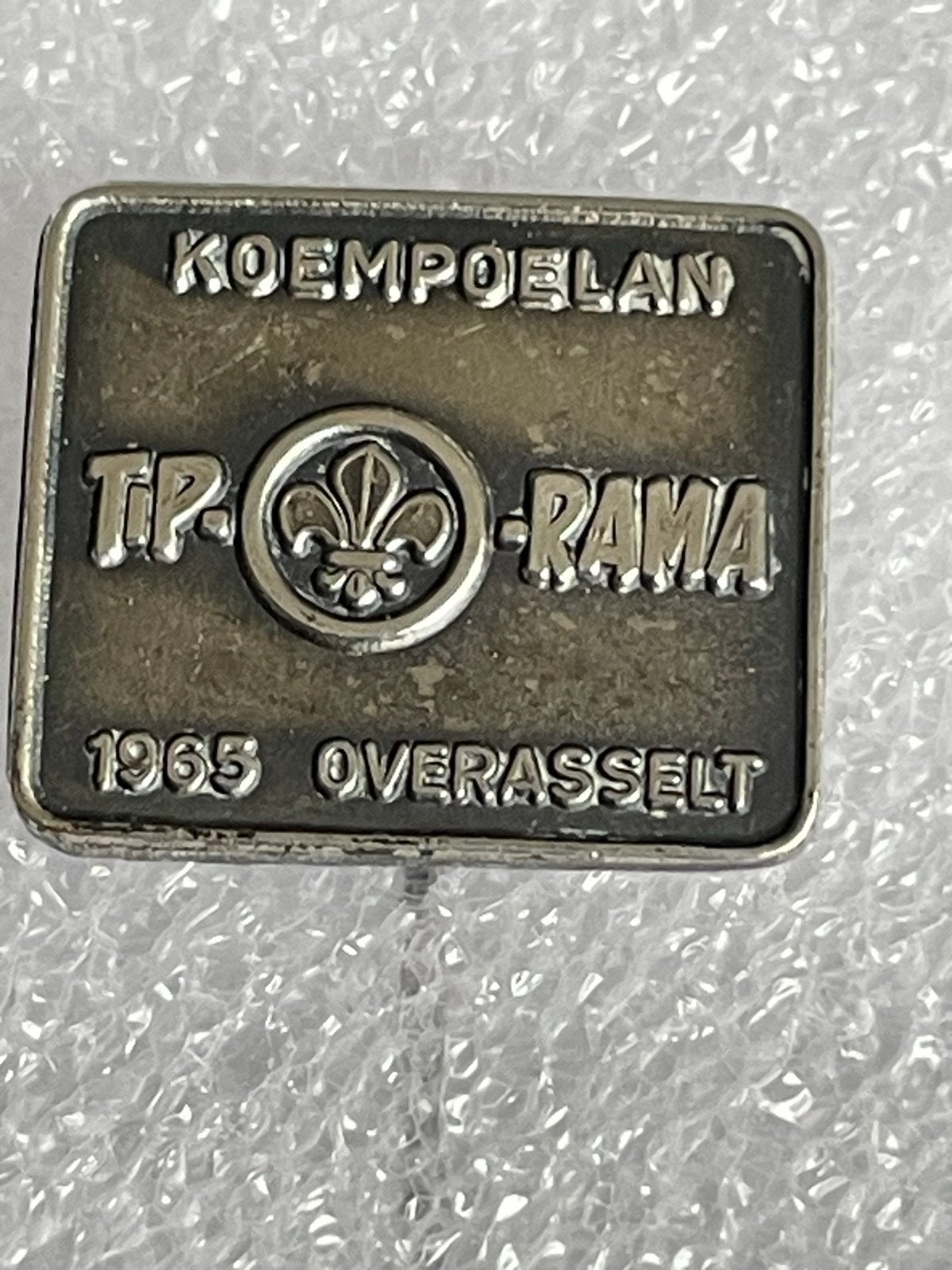 Vintage Padvindersspeld 1965 Koempoelan Overasselt, Verzenden, Gebruikt, Embleem, Speld of Insigne