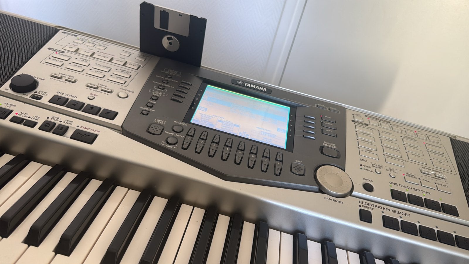 Yamaha PSR-2000 Keyboard met floppy drive, 61 toetsen, Ophalen of Verzenden, Zo goed als nieuw, Midi-aansluiting