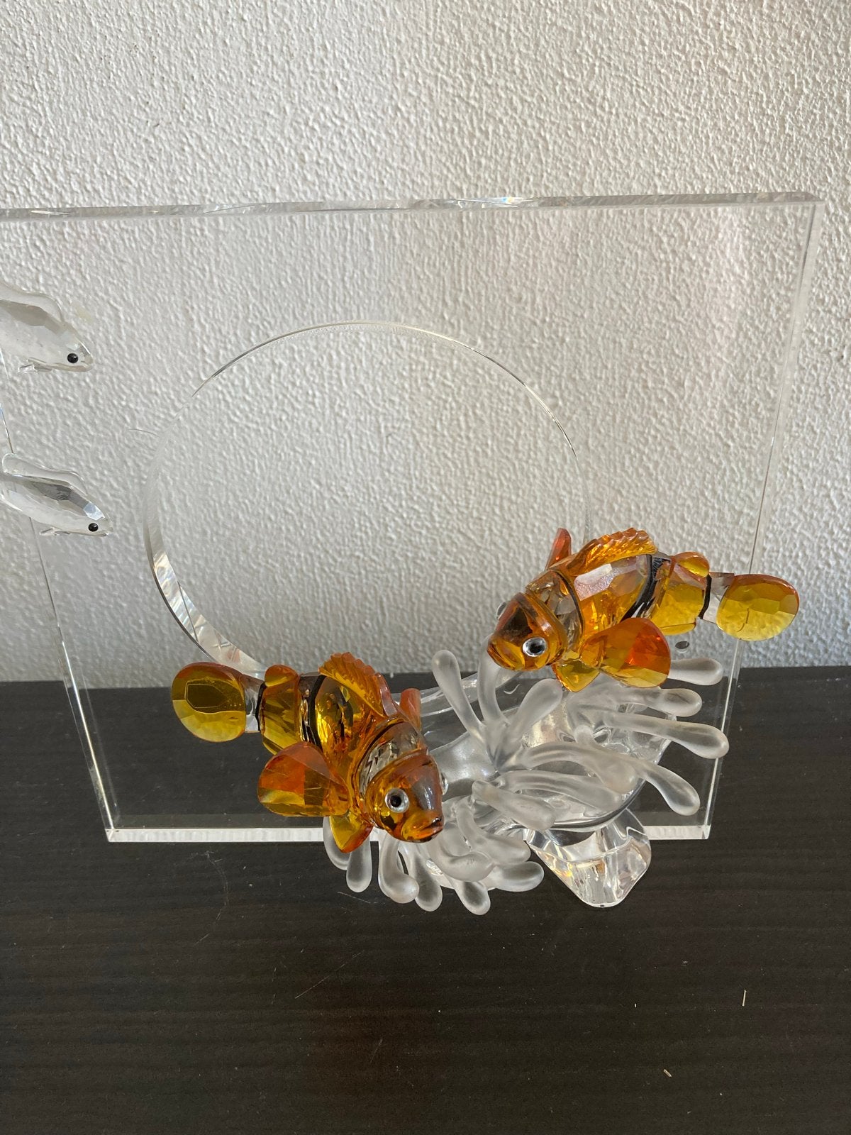 Disney Finding Nemo beeldje met spiegelachtergrond, Verzamelen, Disney, Ophalen of Verzenden, Overige figuren, Gebruikt, Beeldje of Figuurtje