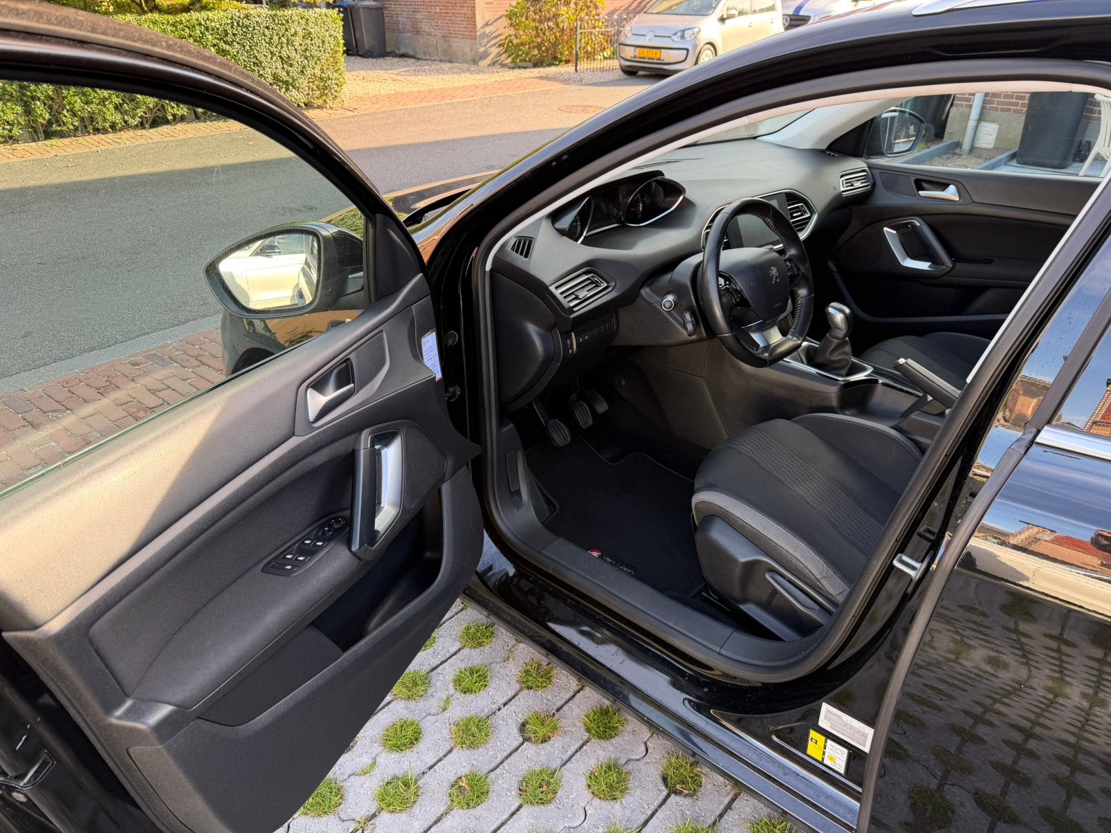 Foto 18 van Peugeot 308 1.2 E-thp 81KW/110PK SW 2015 Zwart