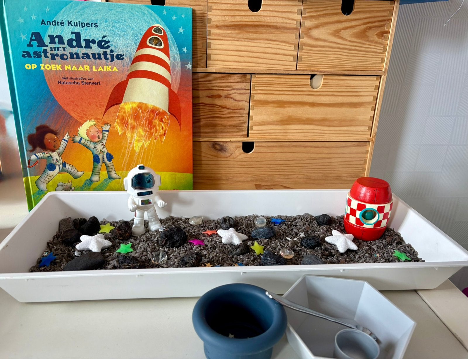 Sensorische speelbak ruimte met boek Andre astronautje, Ophalen of Verzenden, Zo goed als nieuw, Jongen of Meisje