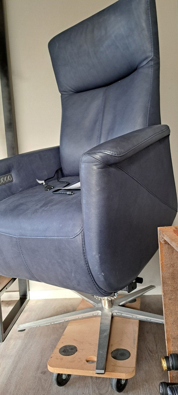 Prominent electrische sta-opstoel, in nieuwstaat!, Huis en Inrichting, Stoelen, Ophalen, Gebruikt, Blauw, Modern, Comfort