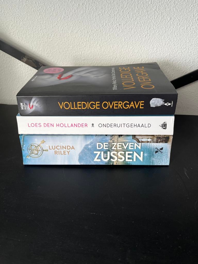 3 boeken: Volledige Overgave, Onderuitgehaald, De Zeven Zuss, Ophalen of Verzenden, Gelezen, Nederland