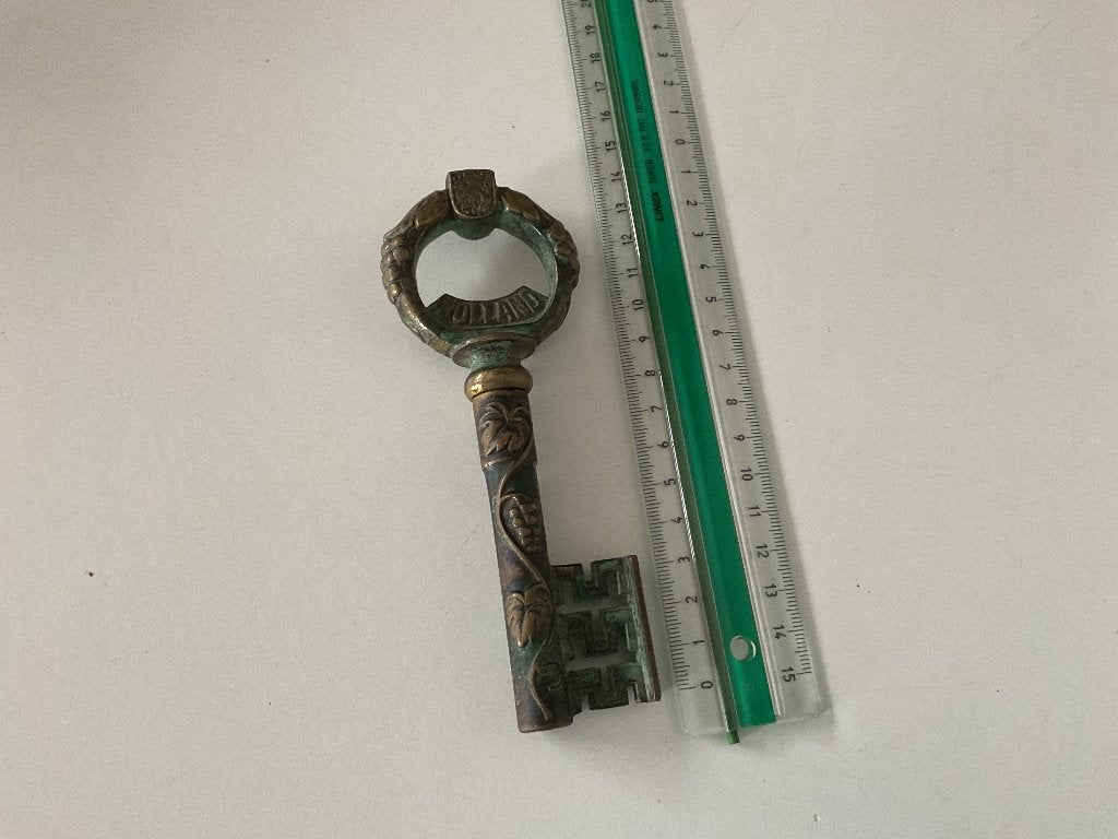 Messing opener/kurkentrekker vorm van een sleutel “Holland”, Antiek en Kunst, Ophalen of Verzenden, Brons
