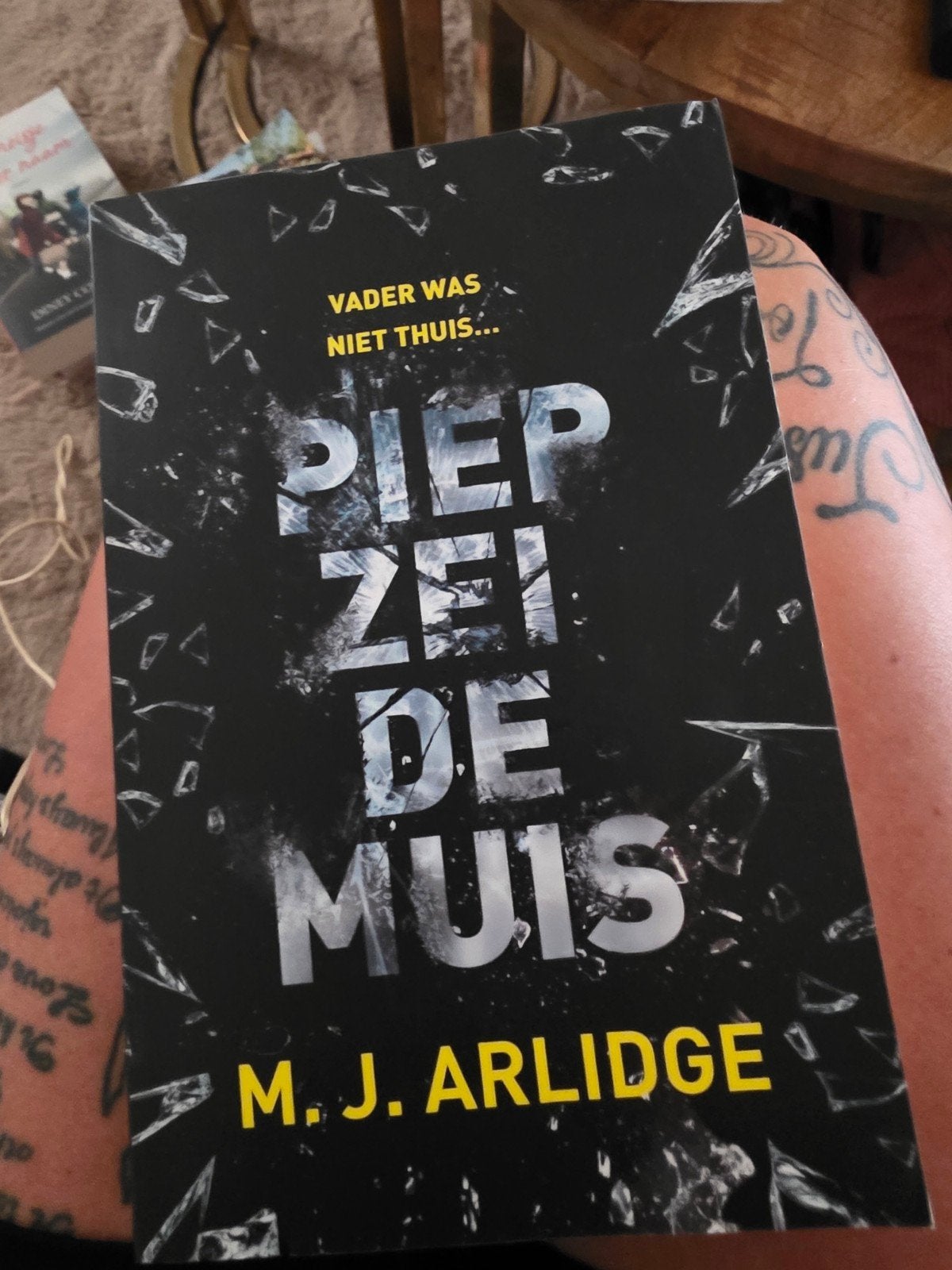 m.j arlidge piep zei de muis, Boeken, Thrillers, Ophalen of Verzenden, Zo goed als nieuw