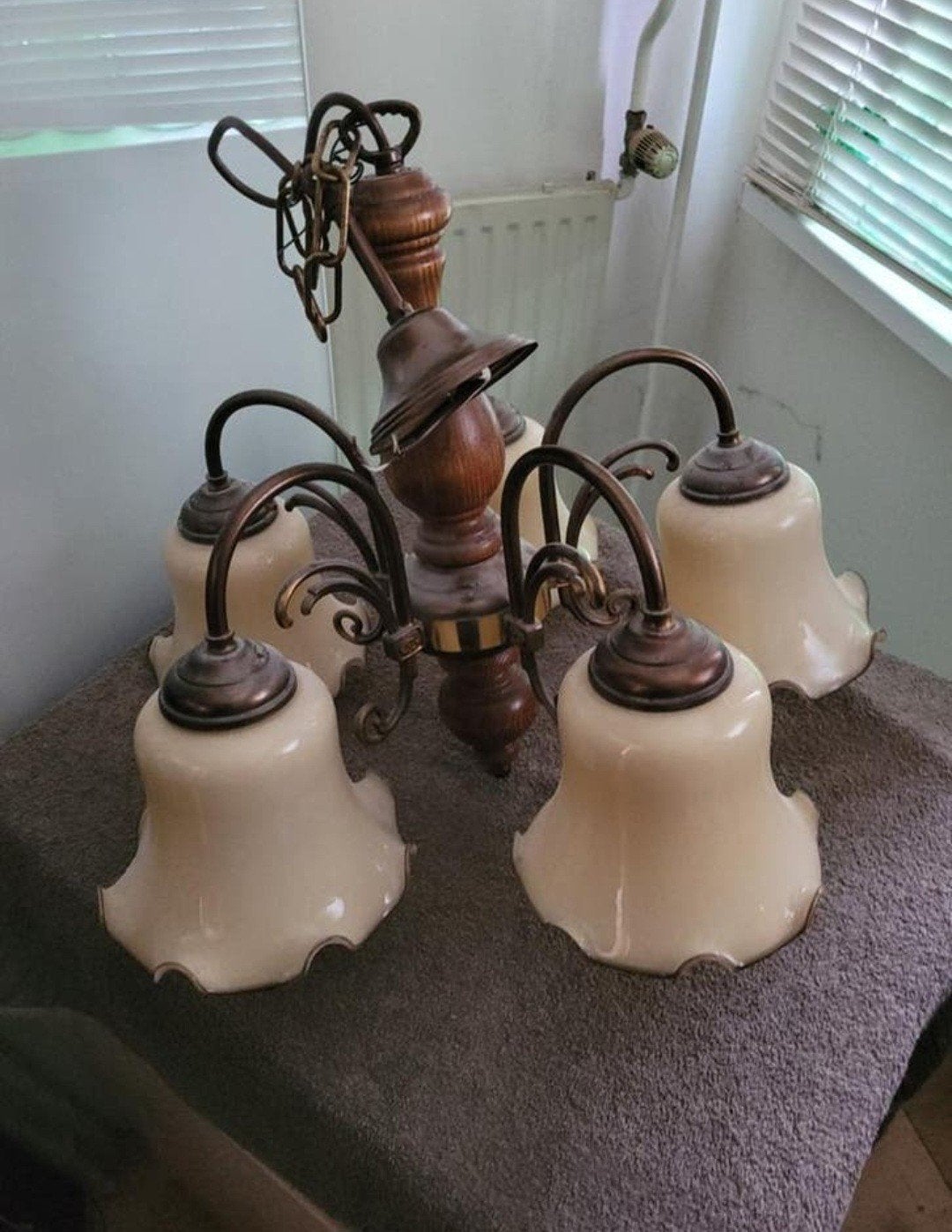 Vintage Hanglamp Koper & Donker Eiken met 5 Glazen Kelken, Antiek en Kunst, Antiek | Lampen, Ophalen