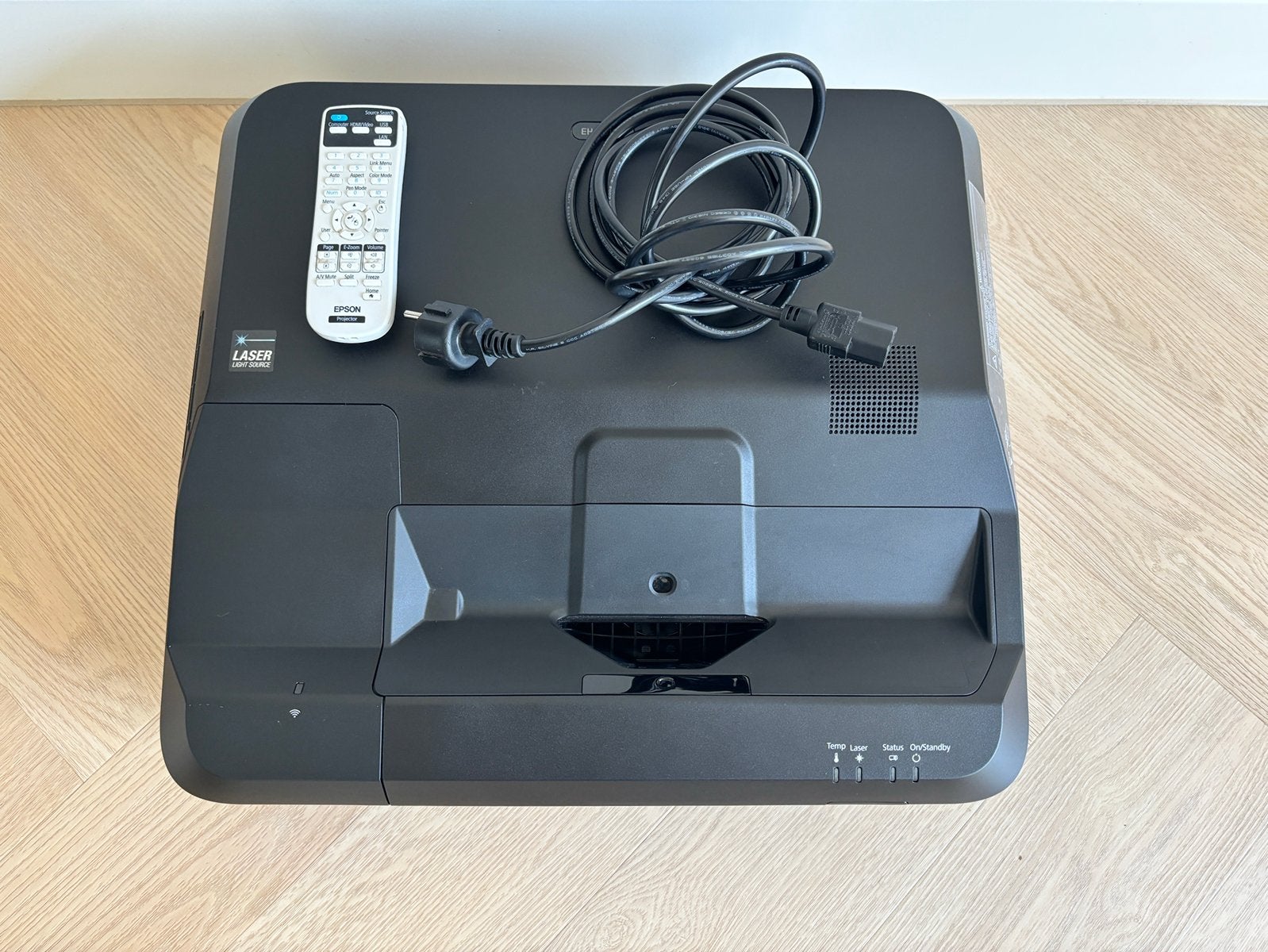 Epson EH-LS100 Ultra Short Throw Laser Beamer – 3818 uur, Audio, Tv en Foto, Ophalen of Verzenden, Zo goed als nieuw