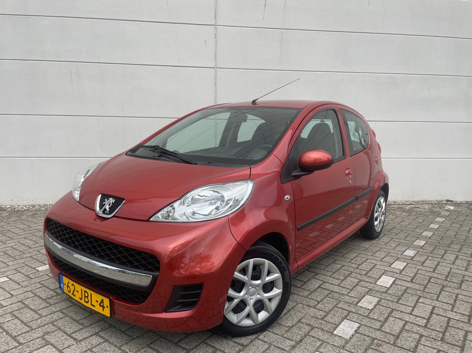 Peugeot 107 1.0 5DR/AUTOMAAT/LAGE KM/NAP/TOPSTAAT/CARPLAY/, Stof, Zwart, Overige kleuren, 4 stoelen
