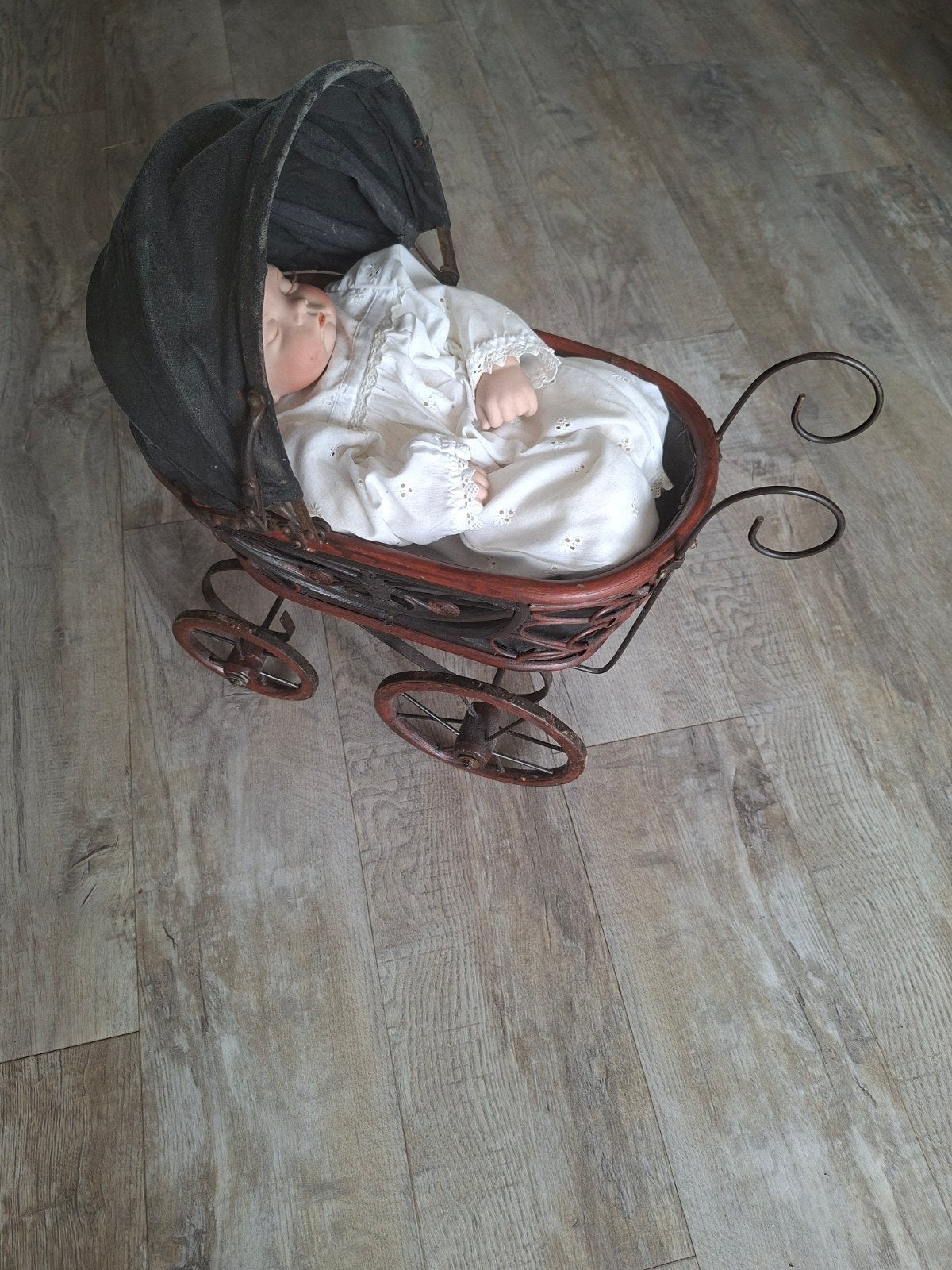 Antieke poppenwagen met porseleinen pop, Verzamelen, Poppen, Ophalen of Verzenden, Gebruikt, Pop