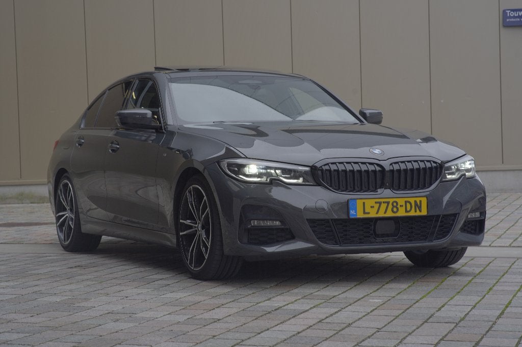 BMW 3-Serie 320i M-sport | Full-option | Davitgrau | NL, Auto's, BMW, 1998 cc, Zwart, 4 cilinders, Lichtsensor