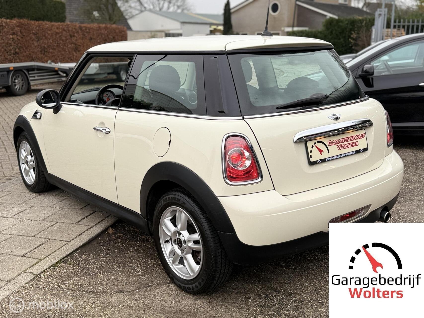 Mini 1.6 one airco stoelverwarm. 1e eigenaar 86dkm nw apk, Auto's, Mini, Voorwielaandrijving, Gebruikt, Zwart, 4 cilinders