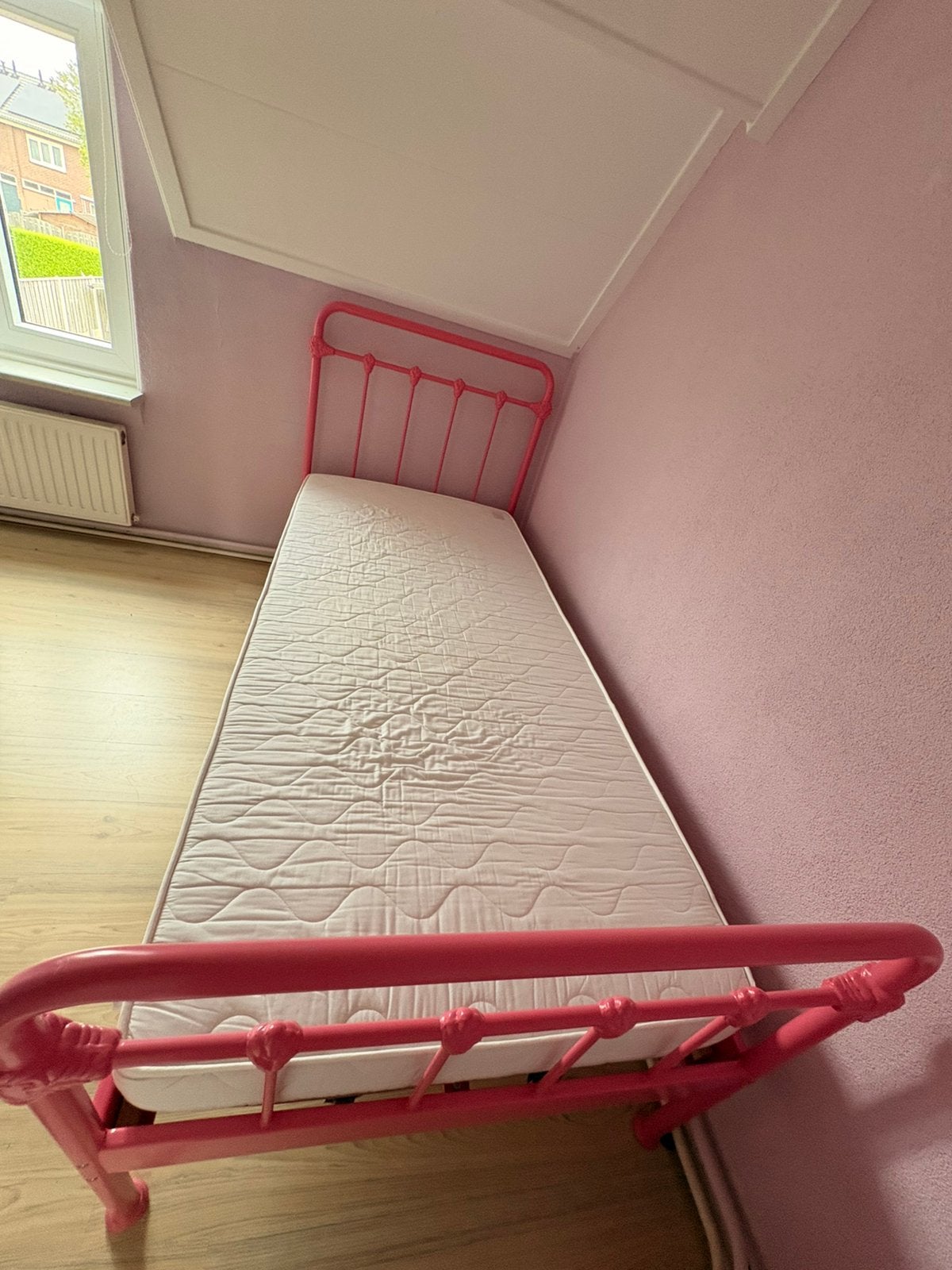 Meisjes bed, Ophalen, 90 cm, Zo goed als nieuw, Metaal