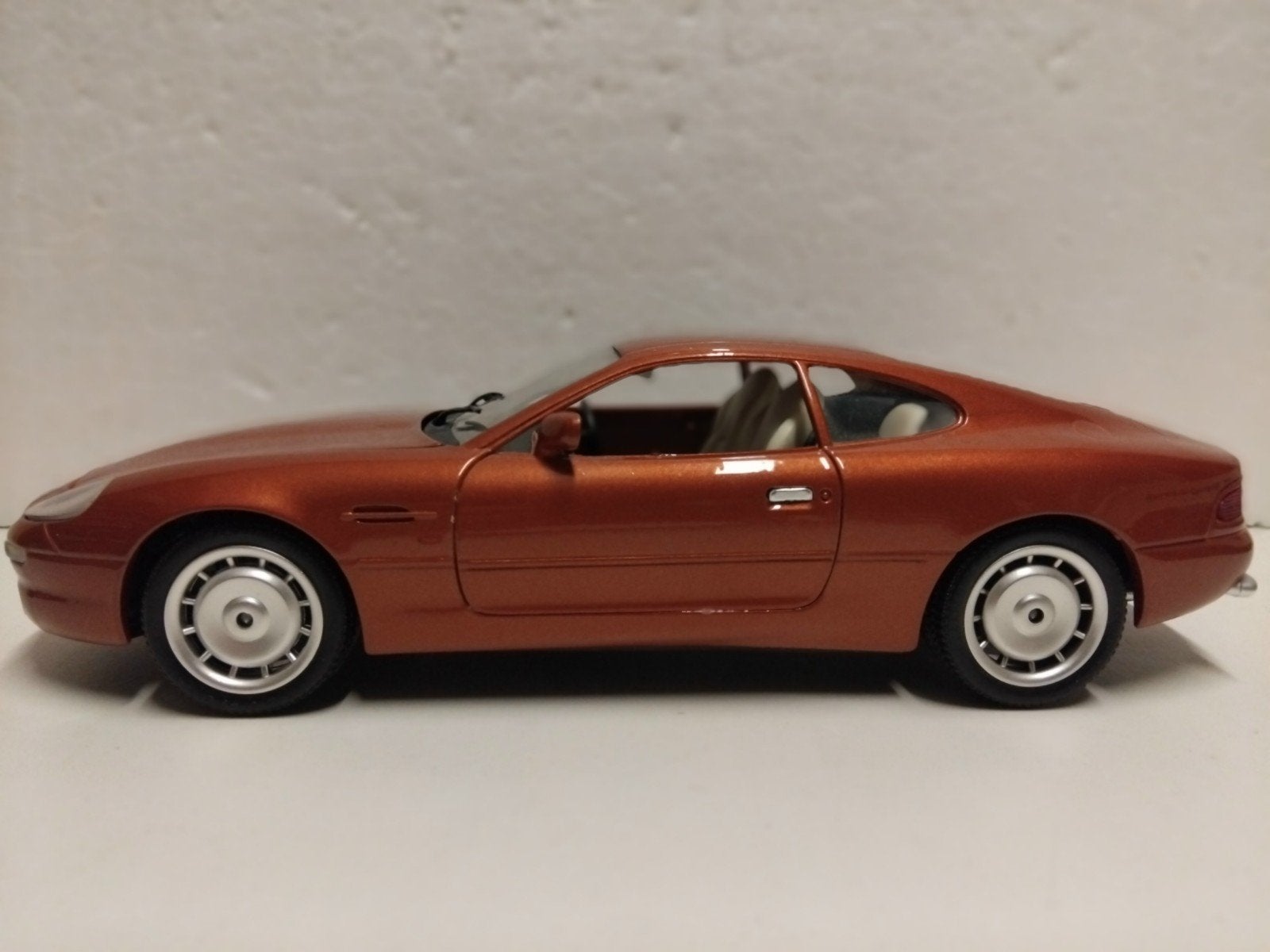 Aston Martin DB7 Coupe brike metalllic Guiloy metal 1:18 KRD, Hobby en Vrije tijd, Modelauto's | 1:18, Ophalen of Verzenden, Zo goed als nieuw