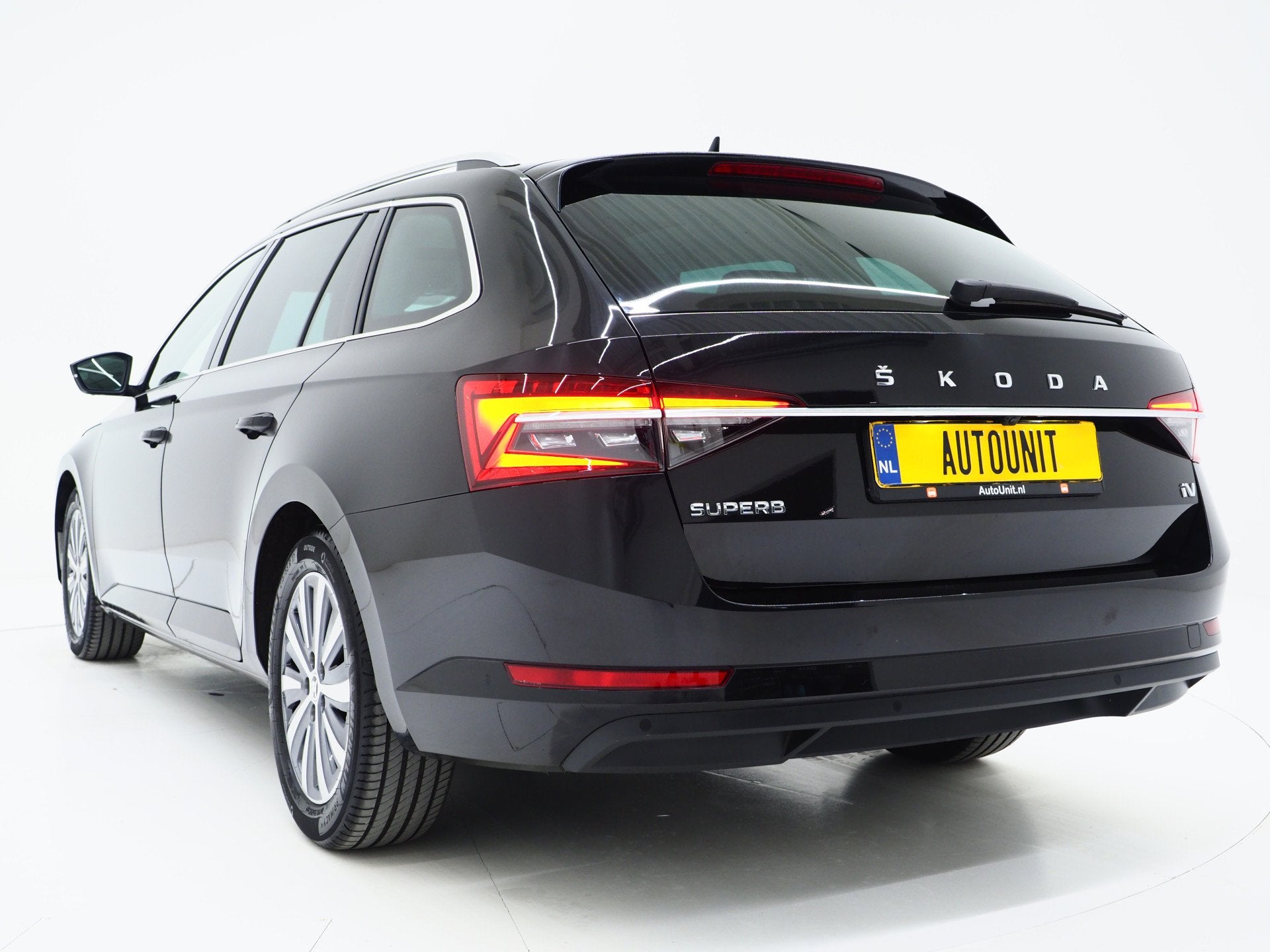 Skoda Superb Combi 1.4 TSI iV Style | Panoramadak | Trekhaak, Dealer onderhouden, Gebruikt, Zwart, 4 cilinders