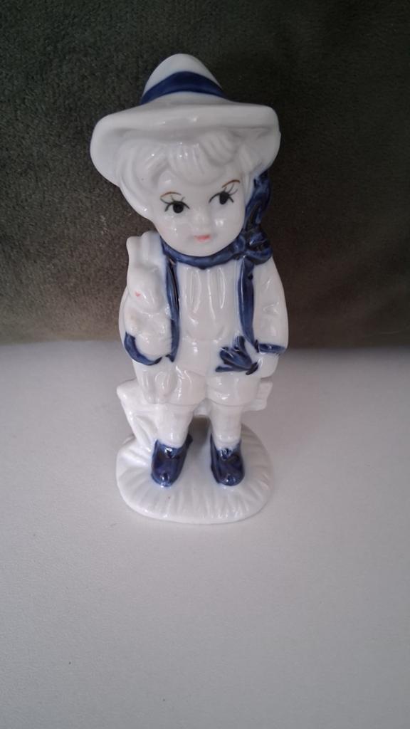 Vintage porseleinen beeldje jongen met konijn, Ophalen of Verzenden