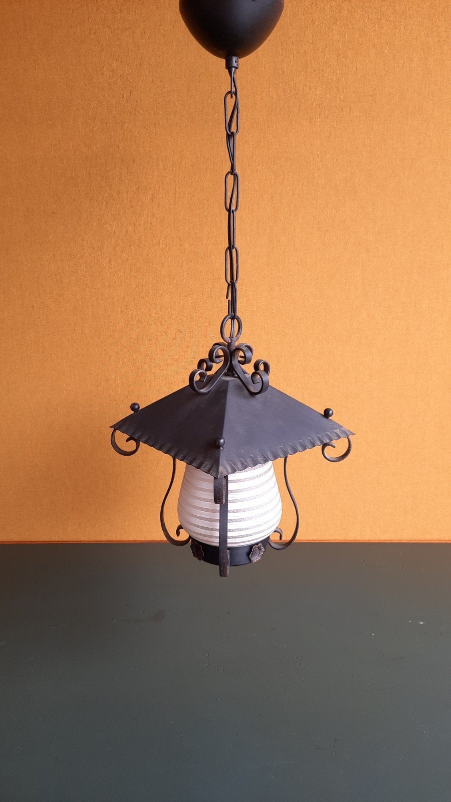 Vintage smeedijzeren lantaarntje, brocante hallampje, lamp, Gebruikt, Vintage, Ophalen of Verzenden, Metaal