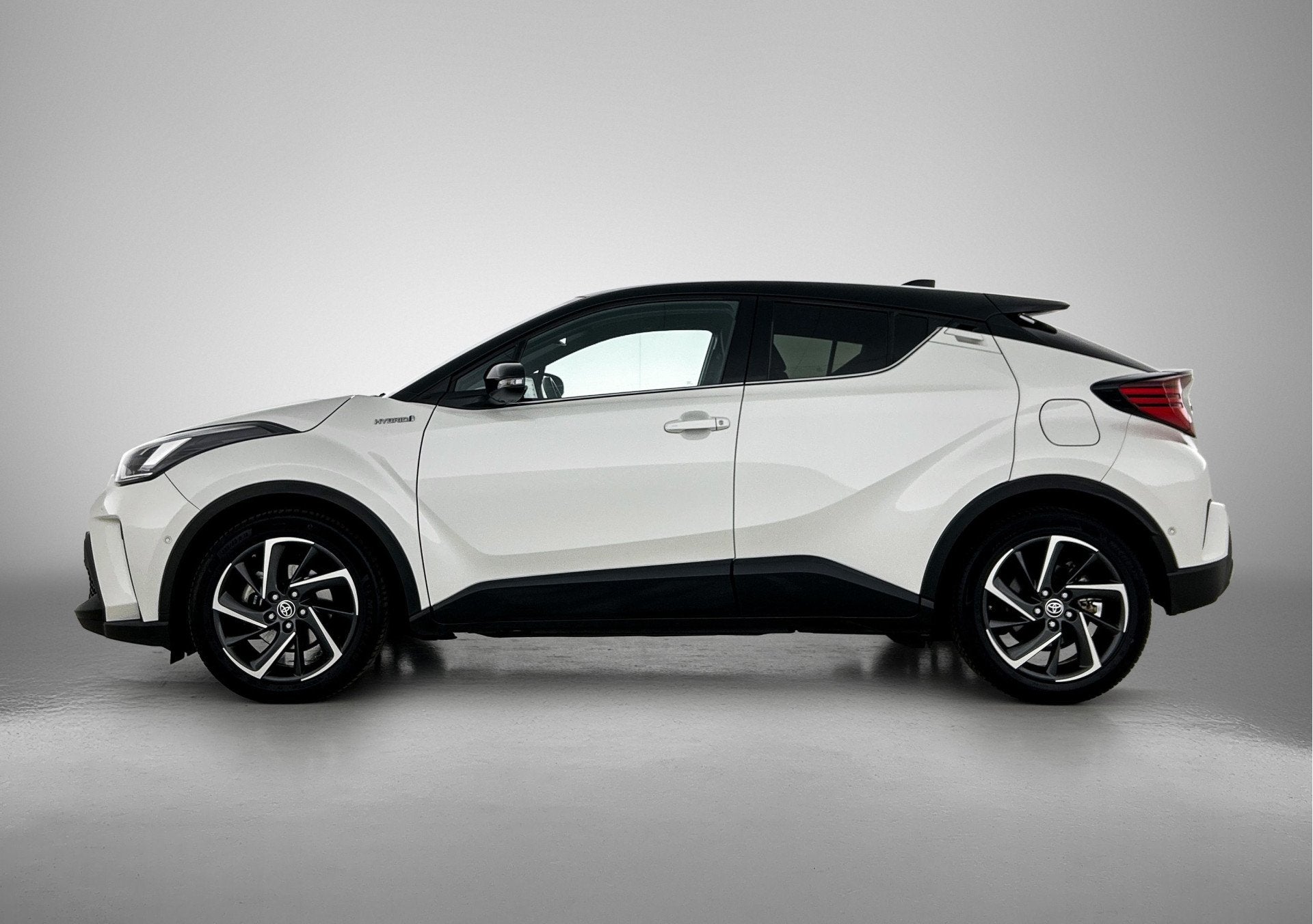 Toyota C-HR 2.0 Hybrid Bi-Tone | Navigatie | Stoelverwarming, Auto's, 12 maanden, Stof, 4 cilinders, Wit