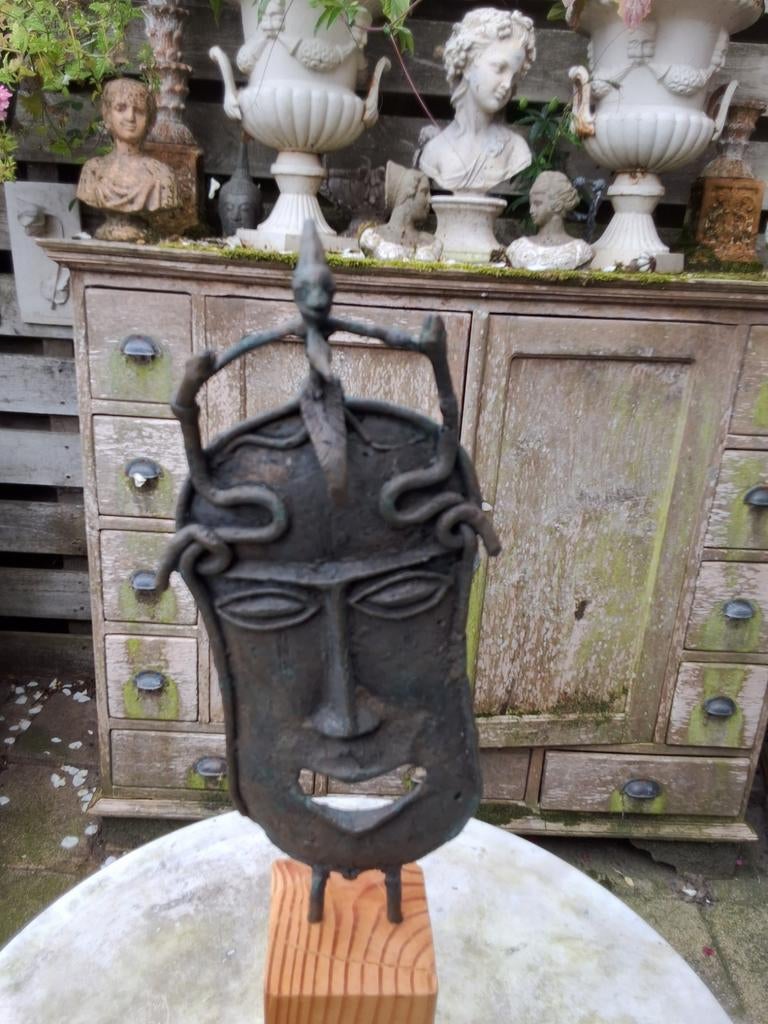 Bronzen masker afrika  op houten voet beeld, Ophalen of Verzenden