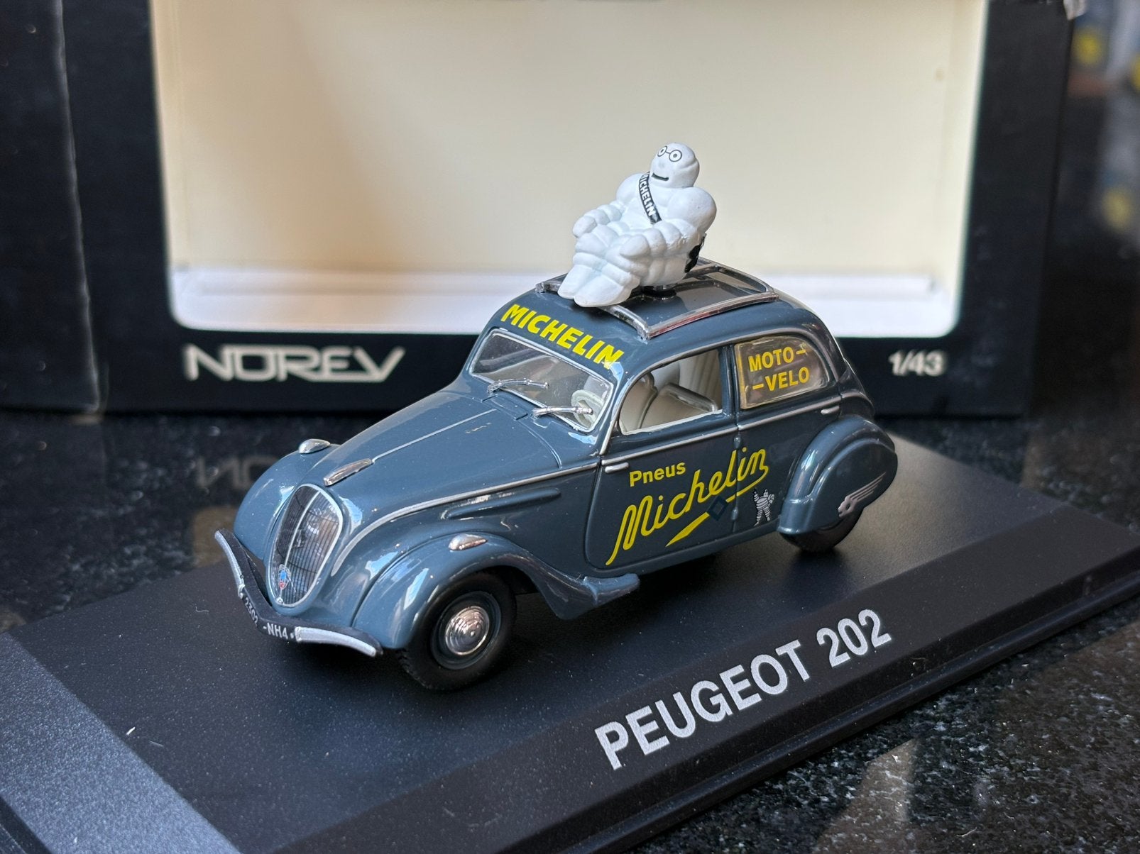 Peugeot 202 Michelin 1:43 Norev, Ophalen of Verzenden, Gebruikt, Auto, Norev