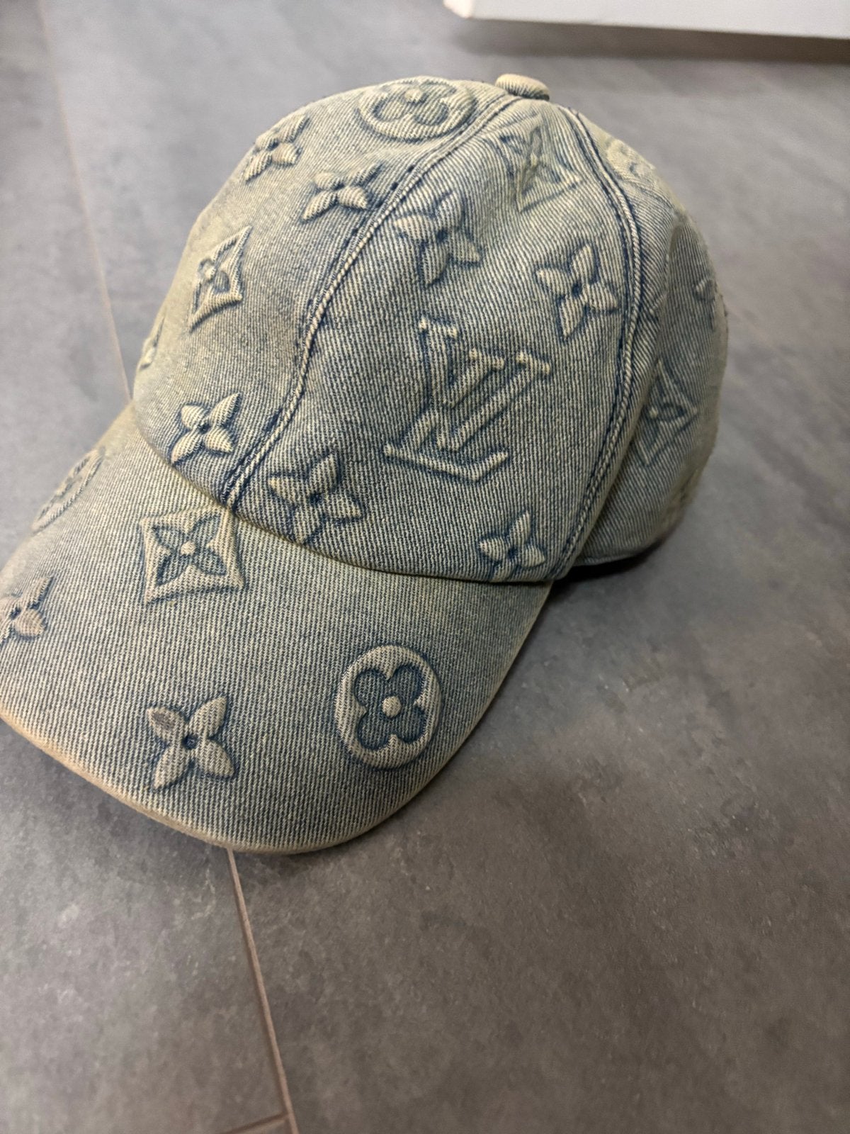 Louis Vuitton Monogram Denim Pet - Zo goed als nieuw, Kleding | Dames, Ophalen, Gedragen, One size fits all, Pet