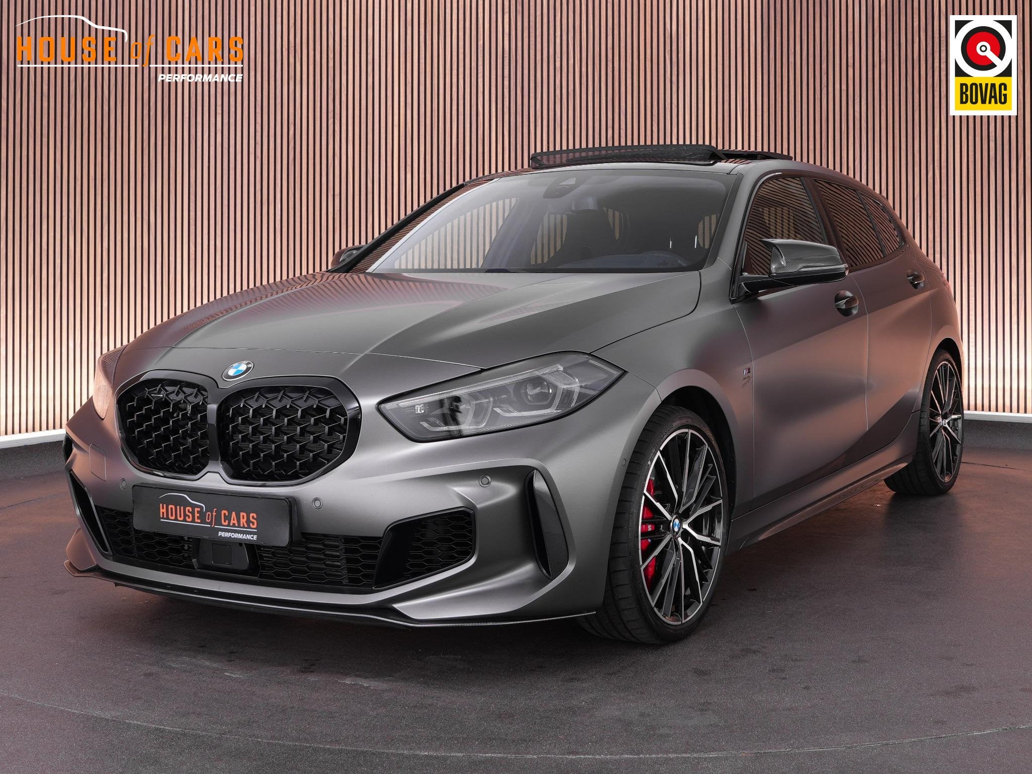 BMW 1-serie M135i 306pk xDrive |M-sportpakket pro|pano|Harma, Auto's, 1998 cc, Automatische klimaatregeling, Gebruikt, 4 cilinders