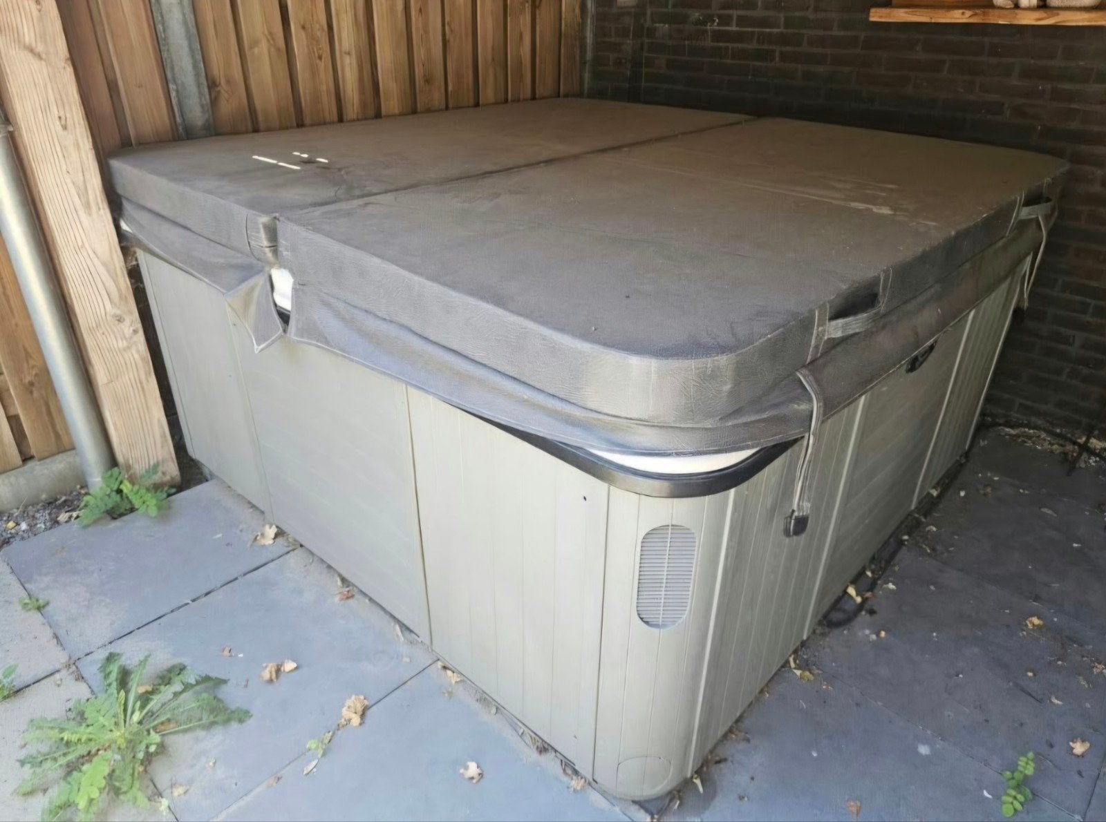 Fonteyn Viking Spa Jacuzzi, Ophalen, Gebruikt, Afdekzeil, Vast