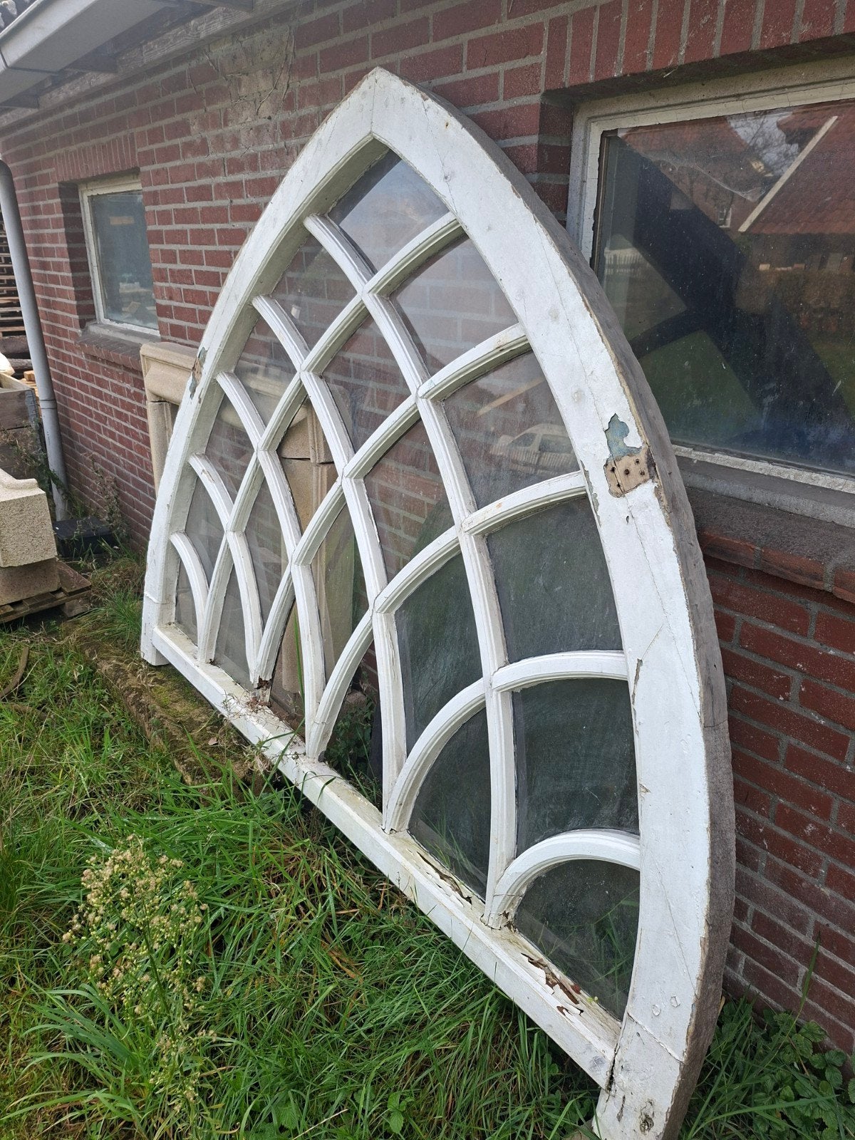 Prachtig groot kerkraam van hout