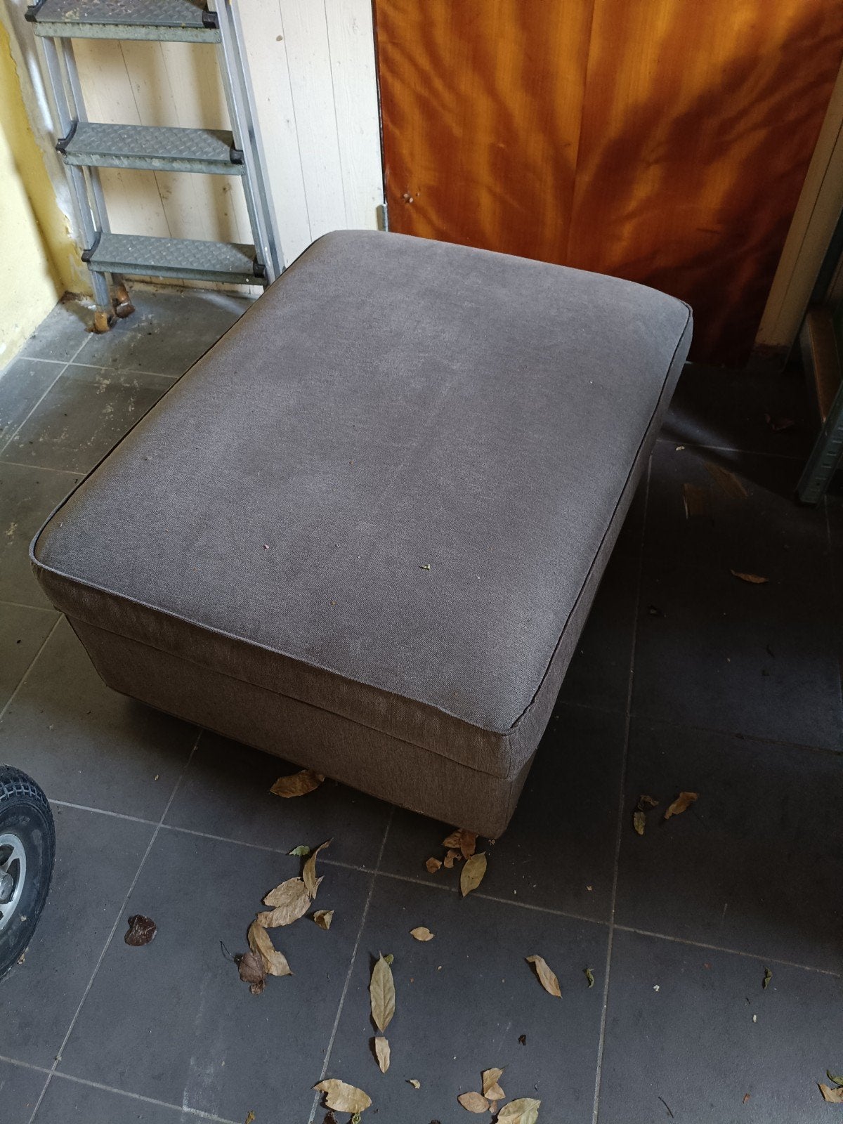Grijze poef met opbergruimte, Ophalen, Gebruikt, 75 tot 100 cm, Rechthoekig