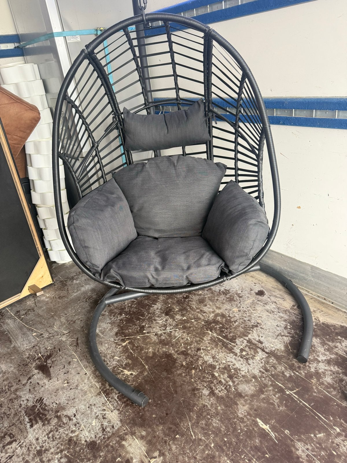 Comfortabele hangstoel met kussen - Zwart wicker, 2 zitplaatsen, Ophalen of Verzenden, Zo goed als nieuw, Loungeset