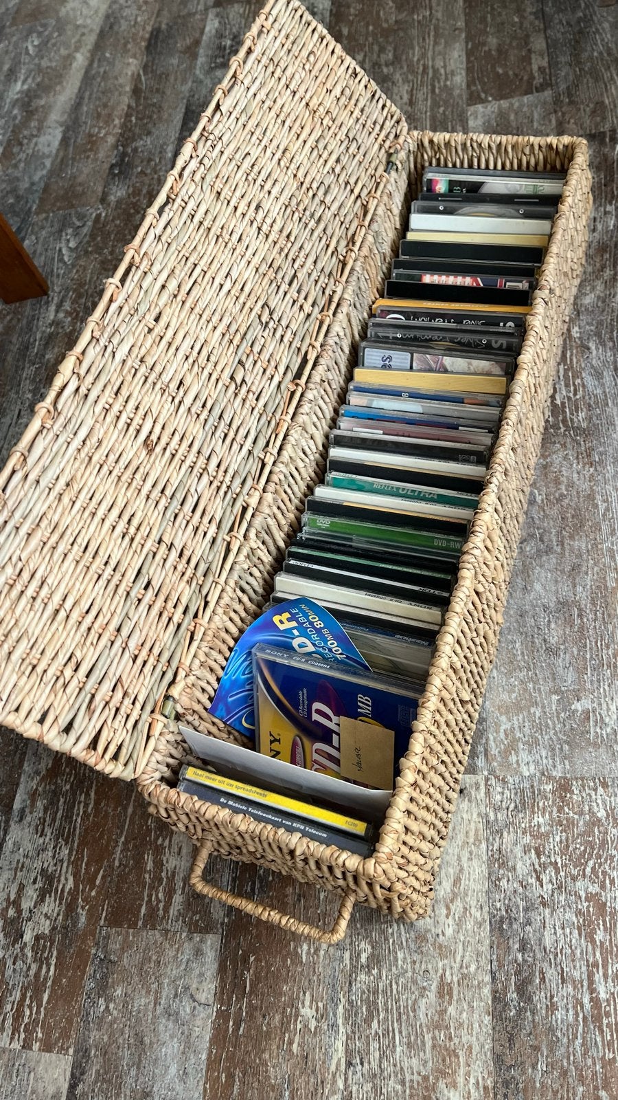 Gevlochten opbergmand voor CD's/DVD's, Overige materialen, Gebruikt, Ophalen of Verzenden, 25 tot 75 discs
