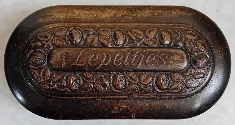 Antiek koperen lepeldoos,deksel bewerkt met roosjes, Ophalen of Verzenden