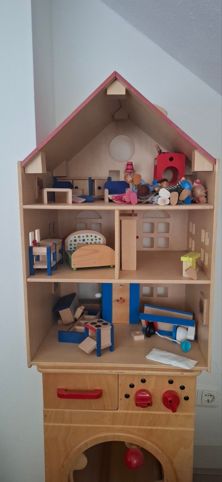 Groot houten poppenhuis met meubels en poppen, Ophalen, Gebruikt, Poppenhuis