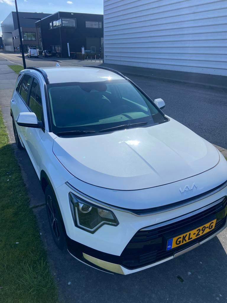 Kia Niro 1.6 GDi Hybrid 129pk Dct6 2024 paarlmoer wit, Auto's, 1374 kg, Origineel Nederlands, Dealer onderhouden, SUV of Terreinwagen